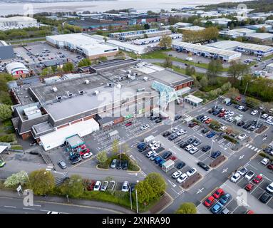 Vue aérienne du supermarché ASDA sur le Croft Retail Park à Bromborough, Merseyside, Angleterre Banque D'Images