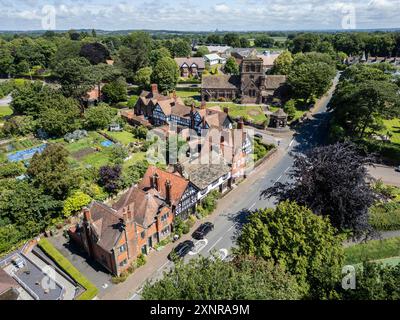 Vue aérienne du village de Thornton Hough et de l’église congrégationnelle St George, Wirral, Angleterre Banque D'Images