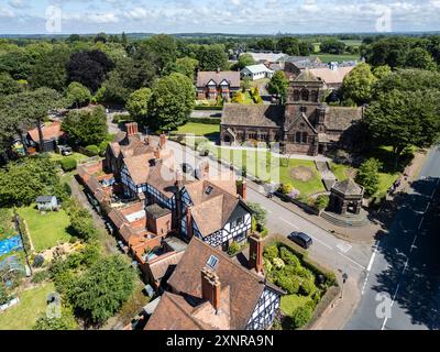 Vue aérienne du village de Thornton Hough et de l’église congrégationnelle St George, Wirral, Angleterre Banque D'Images