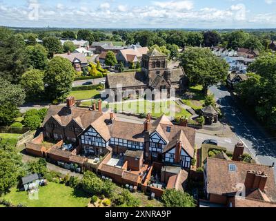 Vue aérienne du village de Thornton Hough et de l’église congrégationnelle St George, Wirral, Angleterre Banque D'Images