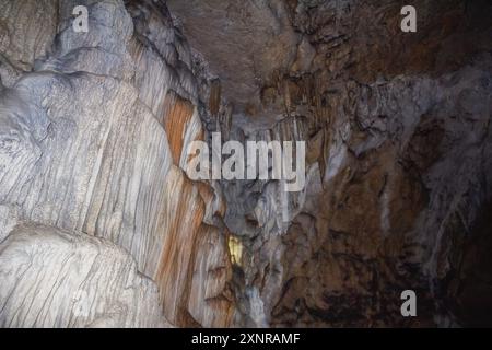 Voûtes de la grotte de Big Azish sur le plateau du Lago-Naki à Adygea Banque D'Images