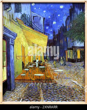 Terrasse d'un café la nuit sur la place du Forum, Arles France (1888) par l'artiste Vincent van Gogh (1853-1890) Café van Gogh. Banque D'Images