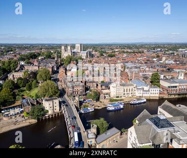 Vue aérienne de York Minster et du pont Lendal, North Yorkshire, Angleterre. Banque D'Images