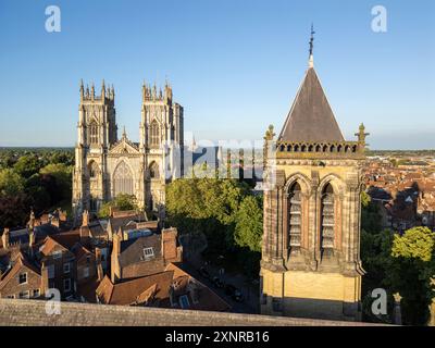 Vue aérienne de York Minster et York Oratory Tower, North Yorkshire, Angleterre. Banque D'Images