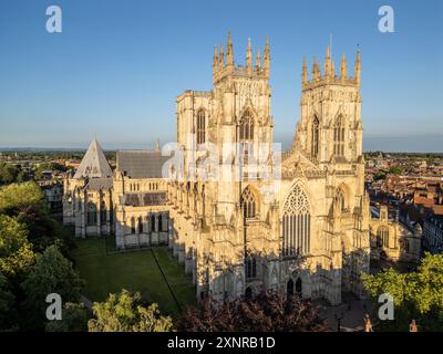 Vue aérienne, York Minster dans la lumière de fin de soirée, North Yorkshire, Angleterre. Banque D'Images