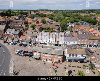 Vue aérienne de la place de la ville de Thirsk montrant le café White Horse, North Yorkshire, Angleterre. Banque D'Images