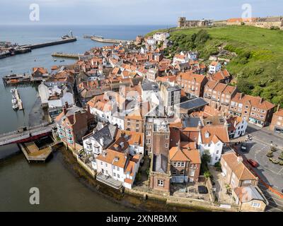 Vue aérienne sur le port de Whitby et la rivière Esk, North Yorkshire, Angleterre. Banque D'Images