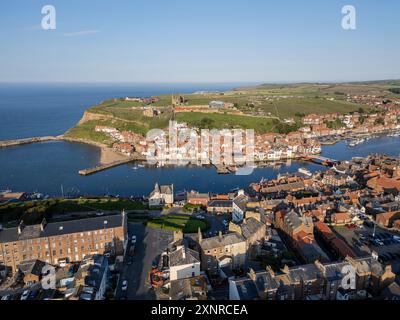 Ville portuaire de Whitby de l'autre côté de la rivière Esk, North Yorkshire, Angleterre. Banque D'Images