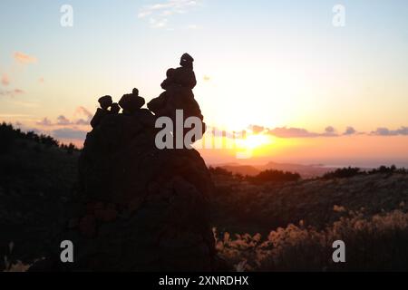 Coucher de soleil sur le sommet de la montagne avec de l'herbe de roseau dans l'île de Jeju, Corée du Sud Banque D'Images