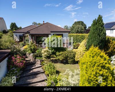 Bungalow de banlieue et jardin avant un jour suuny à Wirral, Angleterre Banque D'Images