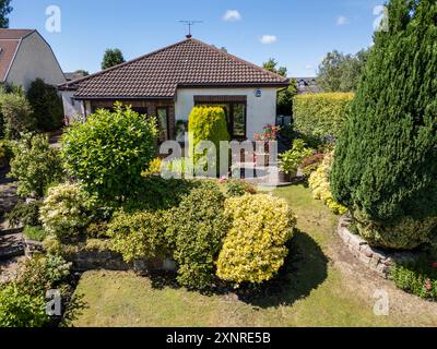 Bungalow de banlieue et jardin avant un jour suuny à Wirral, Angleterre Banque D'Images