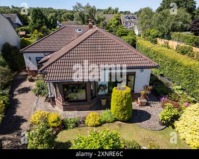 Bungalow de banlieue et jardin avant un jour suuny à Wirral, Angleterre Banque D'Images