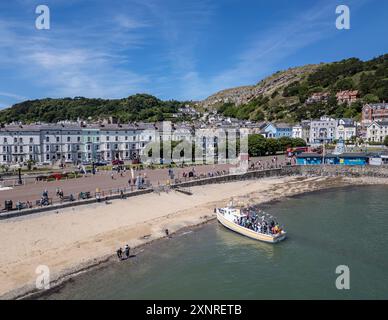 Seabourne tour boat arrive à la jetée dans la baie de Llandudno, côte nord du pays de Galles, Grande-Bretagne Banque D'Images