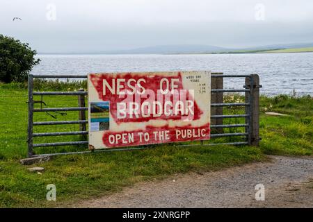 Un panneau à l'entrée des fouilles du Ness de Brodgar, ouvert au public, sur Orkney Mainland. Banque D'Images