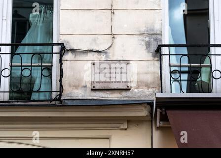 Plaque indiquant le bâtiment dans lequel vivait l'écrivain français Jean de la Fontaine, rue Saint-Honoré, centre-ville de Paris, France Banque D'Images