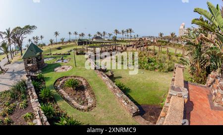 Surplombant les jardins botaniques bien entretenus plantes, fleurs et structures d'herbe paysage le long de la plage de Durban, océan, côte de la mer Landsc Banque D'Images