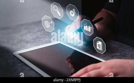 La femme utilise l'interface virtuelle de pointage de tablette numérique de la recherche et du développement. R et d pour reminer le processus de développement de nouveaux produits. Banque D'Images