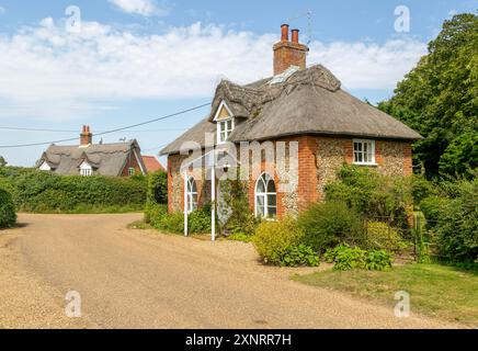 Flint et chaume chalets de campagne historiques maison de l'ancien travailleur immobilier, Sutton, Suffolk, Angleterre, Royaume-Uni Banque D'Images