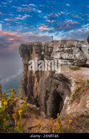 Falaises spectaculaires de Cabo Carvoeiro au coucher du soleil avec Croix proéminente à Peniche Banque D'Images