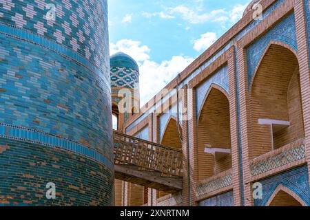 Un bâtiment bleu et blanc avec des fenêtres cintrées et un dôme bleu Banque D'Images
