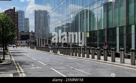 Londres - 06 10 2022 : les gens marchent sur Union St avec Blackfriars Rd en arrière-plan Banque D'Images