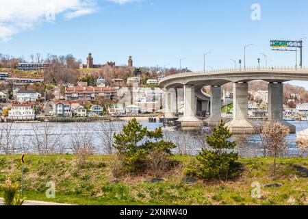 Highlands-Sea Bright Bridge avec Twin Lights Banque D'Images