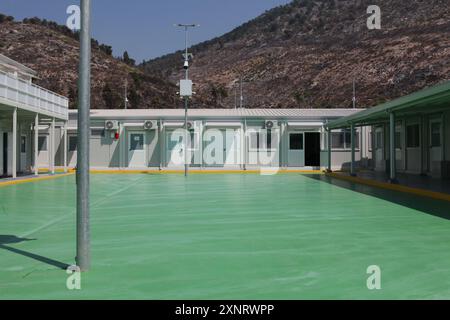 Shengjin, Albanie. 01 août 2024. Au camp italien d'arrivée des réfugiés dans la ville portuaire de Shengjin, dans le nord de l'Albanie, il y a des mâts avec des caméras de surveillance. L’Italie construit actuellement un grand camp d’accueil pour les réfugiés méditerranéens à Gjader, à quelques kilomètres de Shengjin, afin d’y effectuer l’examen des demandes d’asile. Crédit : Alketa Misja/dpa/Alamy Live News Banque D'Images