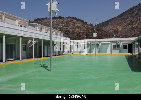 Shengjin, Albanie. 01 août 2024. Au camp italien d'arrivée des réfugiés dans la ville portuaire de Shengjin, dans le nord de l'Albanie, il y a des mâts avec des caméras de surveillance. L’Italie construit actuellement un grand camp d’accueil pour les réfugiés méditerranéens à Gjader, à quelques kilomètres de Shengjin, afin d’y effectuer l’examen des demandes d’asile. Crédit : Alketa Misja/dpa/Alamy Live News Banque D'Images