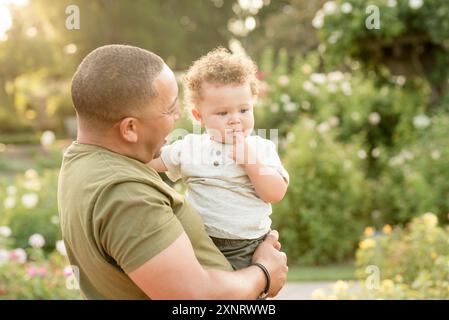 Père et fils dans le jardin Banque D'Images