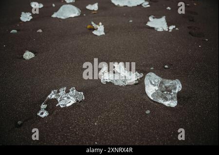 Morceaux de glace sur sable noir à Diamond Beach, Islande, gros plan Banque D'Images