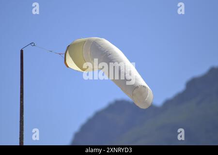 Une chaussette blanche soufflant dans le vent à Dasklip Pass, un site de lancement dans le Swartland dans le Cap occidental, en Afrique du Sud. Banque D'Images