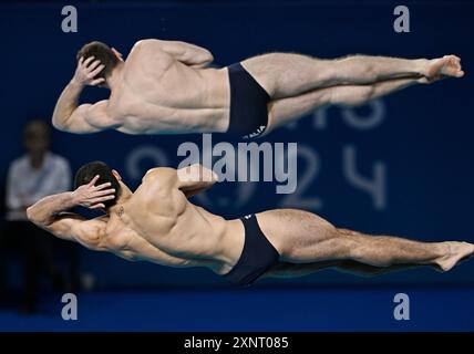 Saint Denis, France. 2 août 2024. Lorenzo Marsaglia/Giovanni Tocci, d'Italie, concourent lors de la finale de plongeon de tremplin synchronisé de 3m aux Jeux Olympiques de Paris 2024 à Saint Denis, près de Paris, France, le 2 août 2024. Crédit : Wang Peng/Xinhua/Alamy Live News Banque D'Images