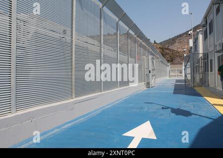 Shengjin, Albanie. 01 août 2024. De hautes clôtures se dressent dans le camp d'arrivée italien des réfugiés dans la ville portuaire de Shengjin, dans le nord de l'Albanie. L’Italie construit actuellement un grand camp d’accueil pour les réfugiés méditerranéens à Gjader, à quelques kilomètres de Shengjin, afin d’y effectuer l’examen des demandes d’asile. Crédit : Alketa Misja/dpa/Alamy Live News Banque D'Images