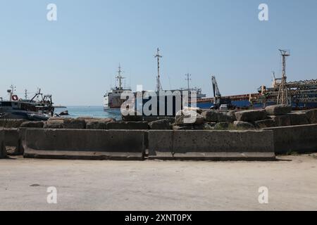 Shengjin, Albanie. 01 août 2024. Vue sur le port de Shengjin dans le nord de l'Albanie. L’Italie construit actuellement un grand camp d’accueil pour les réfugiés méditerranéens à Gjader, à quelques kilomètres de Shengjin, afin d’y effectuer l’examen des demandes d’asile. Crédit : Alketa Misja/dpa/Alamy Live News Banque D'Images