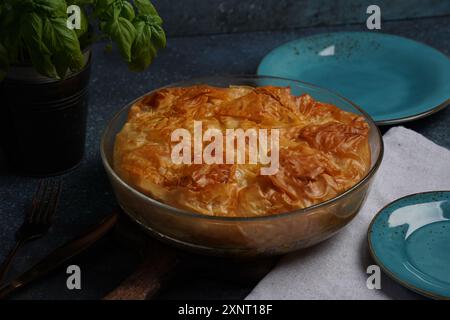 Tarte grecque aux épinards et au saumon dans une pâte fillo Banque D'Images