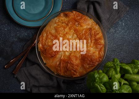 Tarte grecque aux épinards et au saumon dans une pâte fillo Banque D'Images