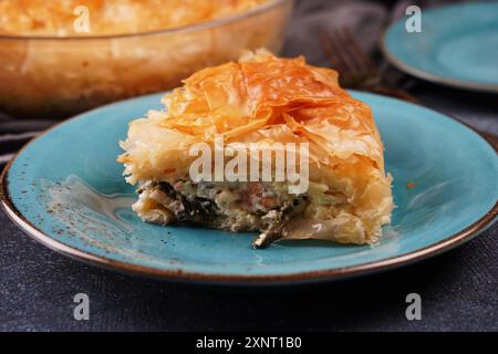 Tarte grecque aux épinards et au saumon dans une pâte fillo Banque D'Images