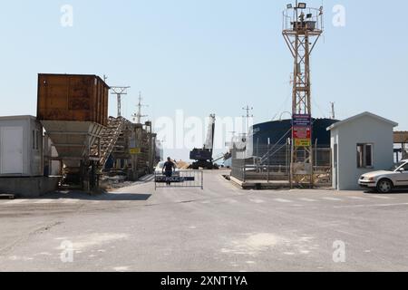 Shengjin, Albanie. 01 août 2024. Un policier se tient à un poste de contrôle au port de Shengjin, dans le nord de l'Albanie. L’Italie construit actuellement un grand camp d’accueil pour les réfugiés méditerranéens à Gjader, à quelques kilomètres de Shengjin, afin d’y effectuer l’examen des demandes d’asile. Crédit : Alketa Misja/dpa/Alamy Live News Banque D'Images