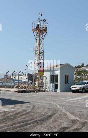 Shengjin, Albanie. 01 août 2024. Vue d'un poste de contrôle italien au port de Shengjin dans le nord de l'Albanie. L’Italie construit actuellement un grand camp d’accueil pour les réfugiés méditerranéens à Gjader, à quelques kilomètres de Shengjin, afin d’y effectuer l’examen des demandes d’asile. Crédit : Alketa Misja/dpa/Alamy Live News Banque D'Images