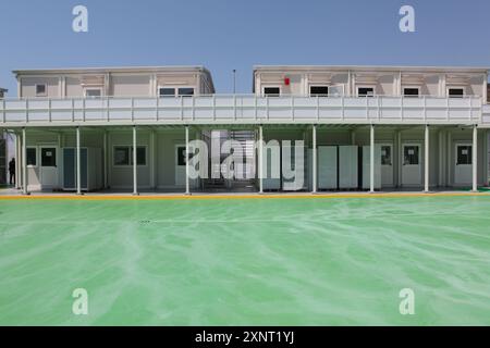 Shengjin, Albanie. 01 août 2024. Des bâtiments faits de conteneurs se trouvent dans le camp italien d'arrivée des réfugiés dans la ville portuaire de Shengjin, dans le nord de l'Albanie. L’Italie construit actuellement un grand camp d’accueil pour les réfugiés méditerranéens à Gjader, à quelques kilomètres de Shengjin, afin d’y traiter les demandes d’asile. Crédit : Alketa Misja/dpa/Alamy Live News Banque D'Images