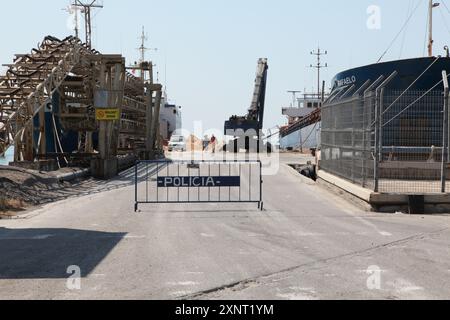 Shengjin, Albanie. 01 août 2024. Un cordon de police se trouve à un poste de contrôle au port de Shengjin, dans le nord de l'Albanie. L’Italie construit actuellement un grand camp d’accueil pour les réfugiés méditerranéens à Gjader, à quelques kilomètres de Shengjin, afin d’y effectuer l’examen des demandes d’asile. Crédit : Alketa Misja/dpa/Alamy Live News Banque D'Images