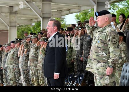 Pyeongtaek, Corée du Sud. 02 août 2024. Le ministre de la Défense Boris Pistorius (à gauche, SPD) et le général américain Paul J. LaCamera (à droite), commandant du Commandement des Nations Unies (UNC), se tiennent côte à côte pendant la lecture des hymnes nationaux à la base américaine Camp Humphreys lors de la cérémonie d'adhésion à l'UNC. Crédit : Soeren Stache/dpa/Alamy Live News Banque D'Images