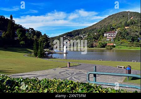 PETROPOLIS, RIO DE JANEIRO, BRÉSIL - 27 mai 2023 : lac sur le parc de l'historique Quitandinha Palace Hotel Banque D'Images