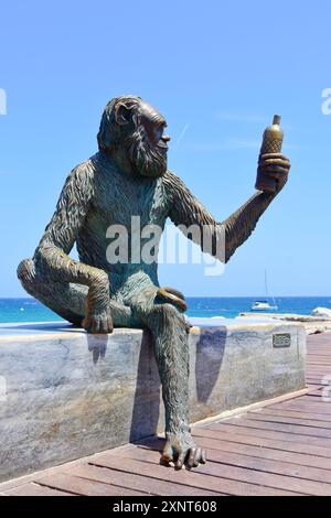 La sculpture Anís del Mono, également appelée singe Anís del Mono par l'artiste Susana Ruiz Blanch. Pont del Petroli, Badalona, Catalogne, Espagne. Banque D'Images