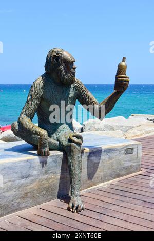 La sculpture Anís del Mono, également appelée singe Anís del Mono par l'artiste Susana Ruiz Blanch. Pont del Petroli, Badalona, Catalogne, Espagne. Banque D'Images