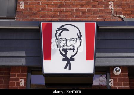 New Milton UK 5 juin 2024 - logo KFC du restaurant fast food. Marque Kentucky Fried Chicken Banque D'Images