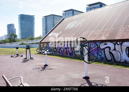 Salle de gym extérieure publique et espace fitness. Équipement sportif ou outils de fitness en plein air dans le parc public. Gymnase extérieur avec appareils d'exercice. Banque D'Images