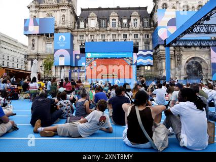 Paris, France. 01 août 2024. Les spectateurs regardent un écran géant affiché dans une zone de fans olympique devant l’Hôtel de ville lors des Jeux Olympiques de Paris 2024 à Paris le 1er août 2024. Photo par Alain Aydin/ABACAPRESS. COM Credit : Abaca Press/Alamy Live News Banque D'Images