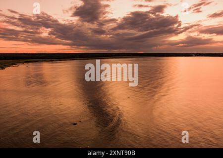 Eaux calmes du golfe de Finlande près d'Altja, un village de pêcheurs typique de bord de mer, parc national de Lahemaa, au nord de l'Estonie. Banque D'Images