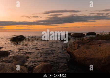 Rochers et rochers sur une plage d'Altja, un village de pêcheurs typique en bord de mer sur une rive du golfe de Finlande, parc national de Lahemaa, au nord de l'Estonie. Banque D'Images